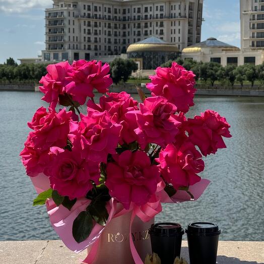 Композиция из ярко малиновых роз