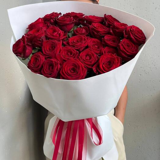 Elegante ramo de 25 rosas rojas (Rusia)