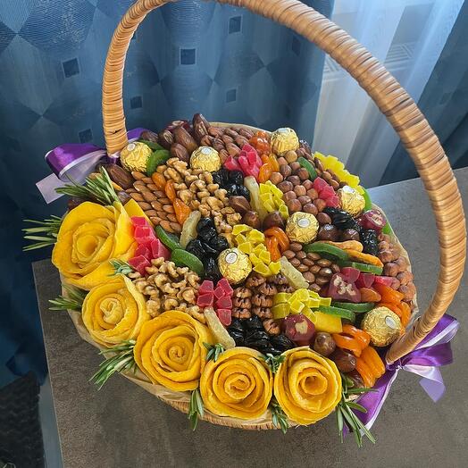 Корзина с сухофруктами и орехами/день матери/ День отца