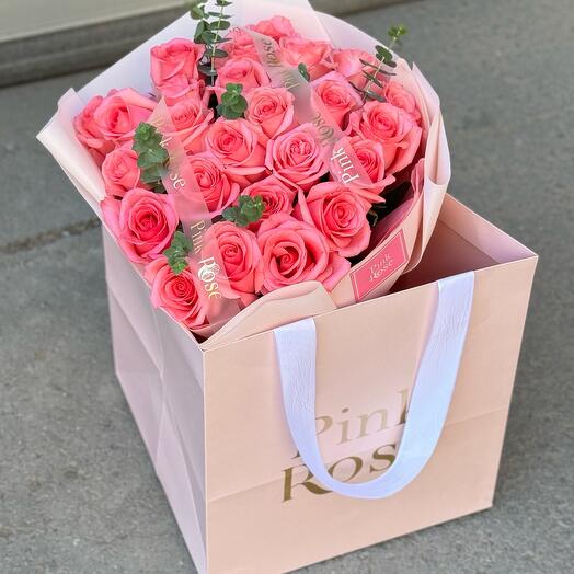 25 роз в фирменной переноске