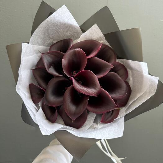 Черные каллы Luxury Flowers в стильной упаковке