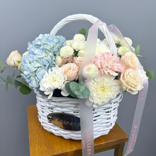 Корзина с гортензией и кустовой розой