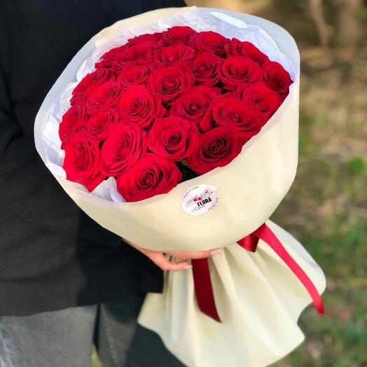 Букет алых роз