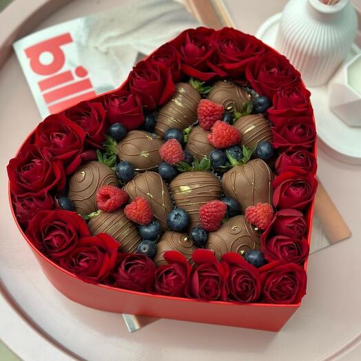 Цветы в коробке с клубникой в шоколаде