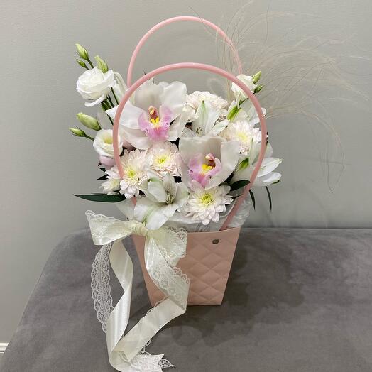 Цветы в коробке «Воздушный поцелуй» (цимбидиум, эустома, альстромерия, хризантема )