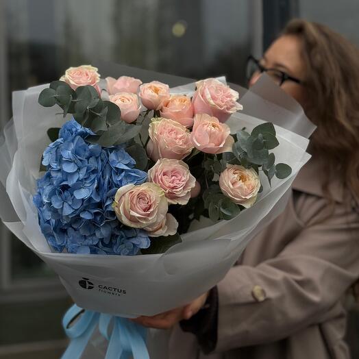 Авторский букет с голубой гортензией и пионовидными сортами роз