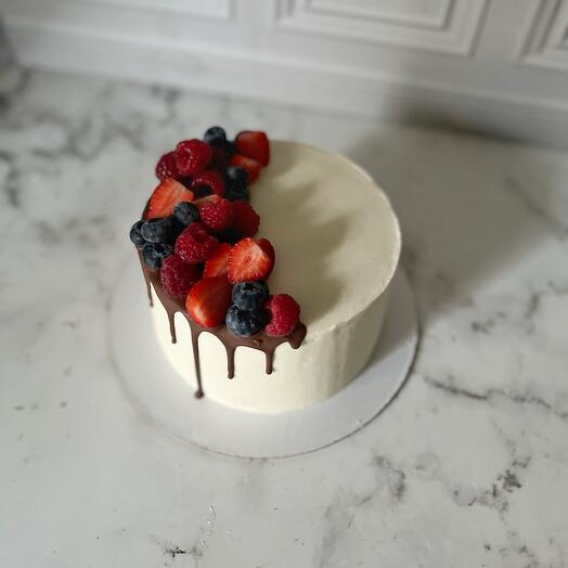 Торт 1.5 кг с ягодным декором