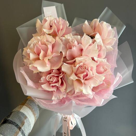 Monobucket of delicate French roses