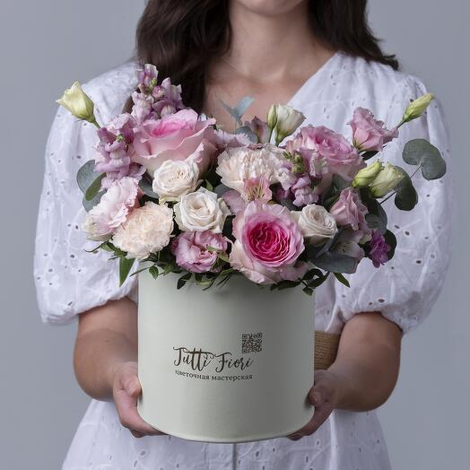 Нежный  букет в коробке с розами и лизиантусами