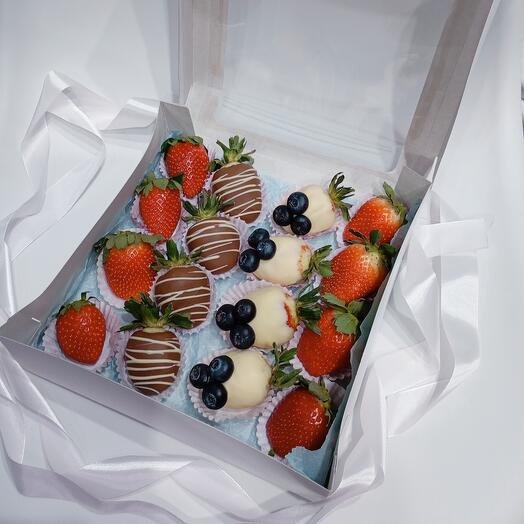 Клубника в шоколаде "Микс"