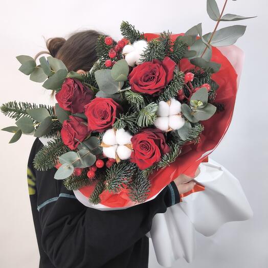 Зимний красный букет с нобилисом и красными розами