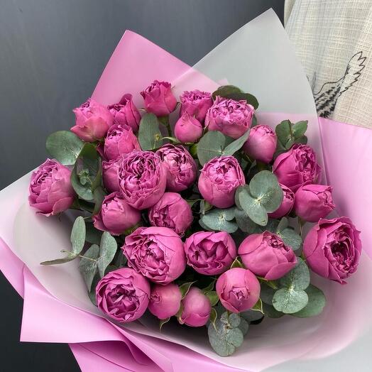 Букет из пионовидной кустовой розы