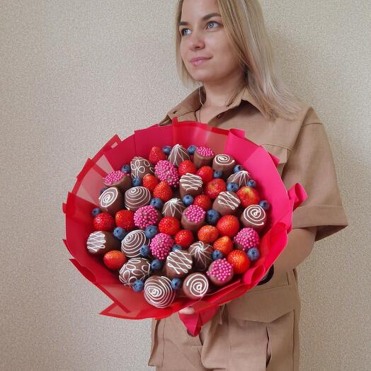 Клубника и бананы в шоколаде в красном