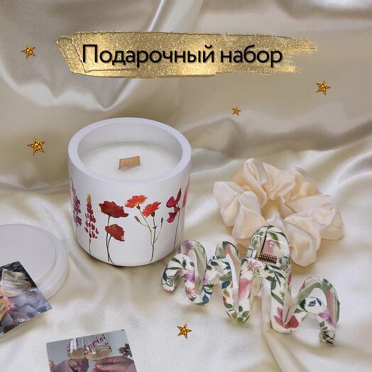 Подарочный набор "Аромасвеча + цветочный крабик + атласная резинка"
