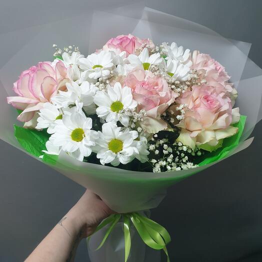 Букет из французских роз и стойких хризантем