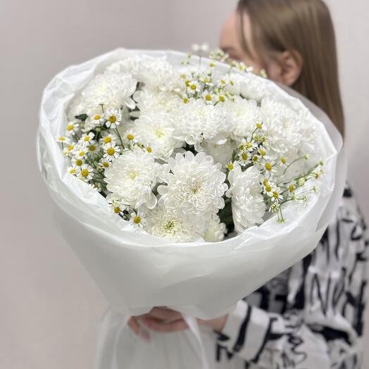 Белый букет с хризантемами и ромашками 🐇