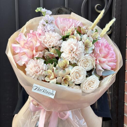 Delicado ramo con rosas francesas