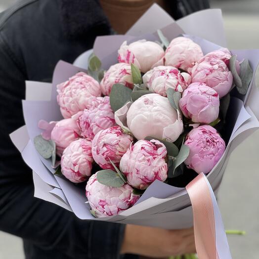 15 пионов с эвкалиптом