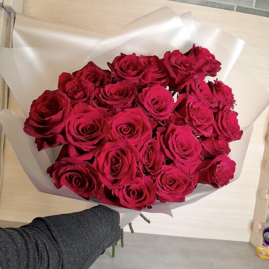 25 бордовых роз