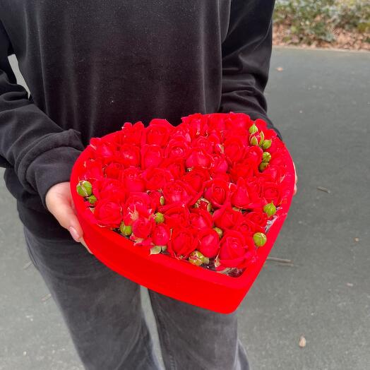 Красное сердце с розами