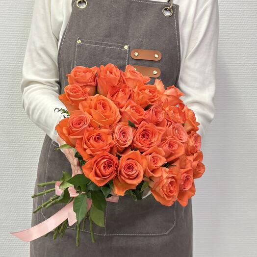 Букет цветов из 21 темно оранжевой кенийской розы с лентой