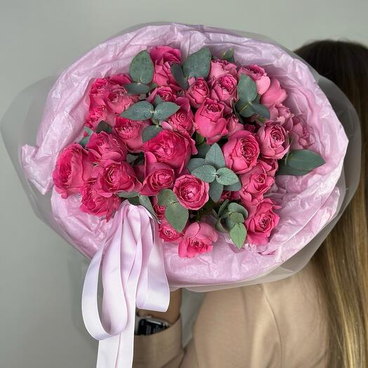 Яркий сочный букет розовые кустовые розы Pink dedication размер М