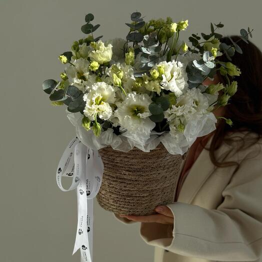 Моно корзина с эустомой «Нежность»