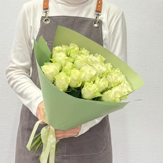 Ramo de 25 rosas blancas en un paquete verde mate