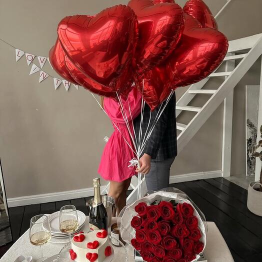 Комбо красные розы шары и бенто торт