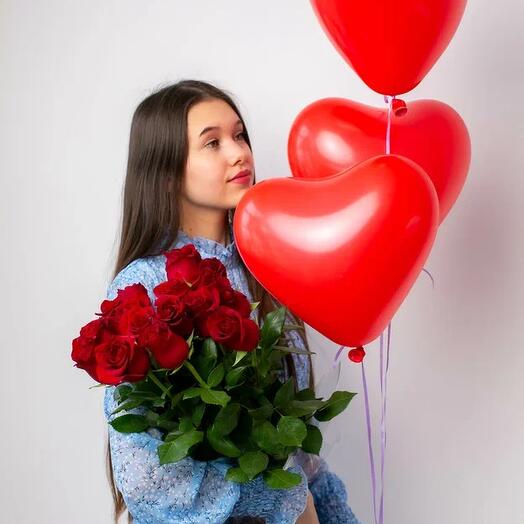 Букет из 15 крупных роз и 3 шара