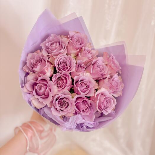 Букет из 15 лиловых роз in purple