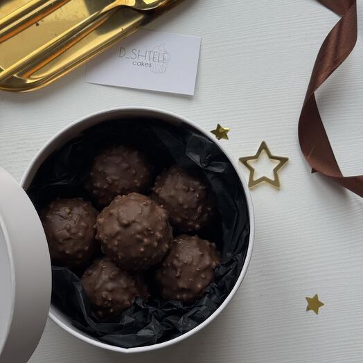 Пирожное «Картошка» к чаю в начинке с Nutella и вафельной крошкой, снаружи молочный шоколад с дробленным арахисом