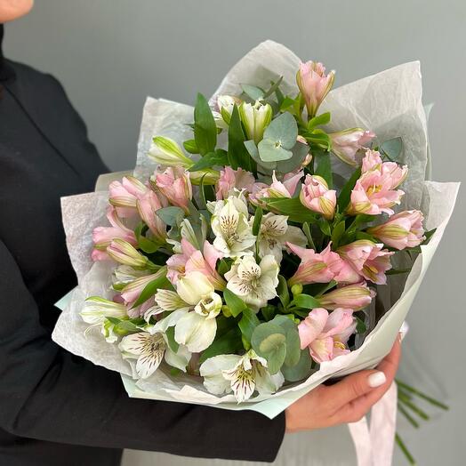 Букет из 9 веток розовой и белой альстромерии с эвкалиптом