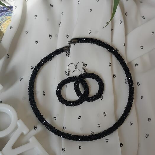 Чокер и серьги в стильном чёрном цвете