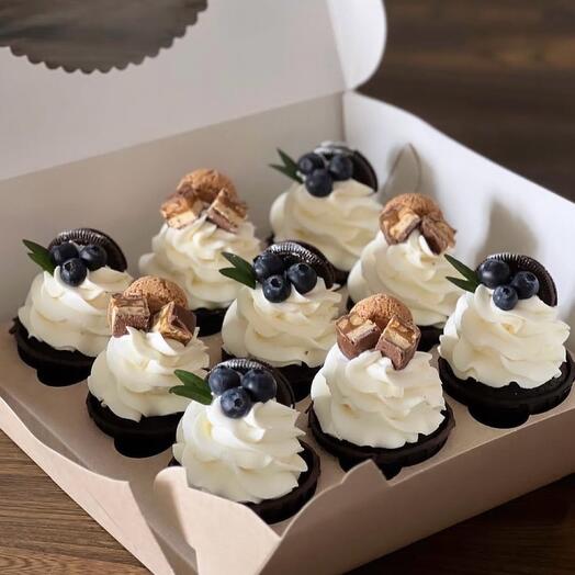 Шоколадные капкейки 🧁 с шапочкой крем чиз украшен с пиченями и сягодами(голубика)наборе (9штможно заказать 4,6,12шт)