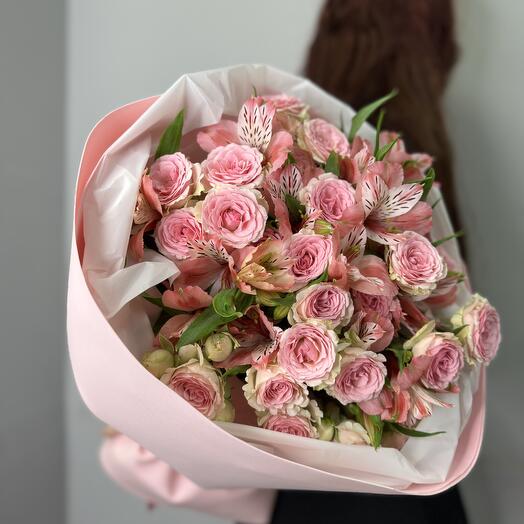 Delicado ramo de rosas de peonía arbustiva y alstroemeria rosa