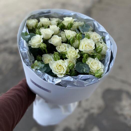 Кустовые розы с эвкалиптом