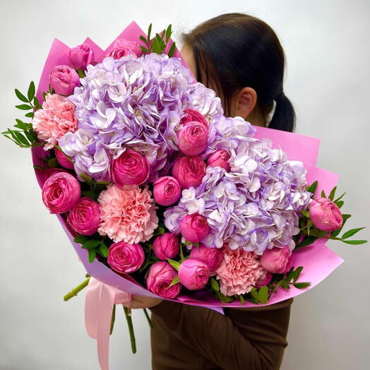 Букет из лавандовых Гортензий ,кустовых пионовидных Роз и зелени 💜