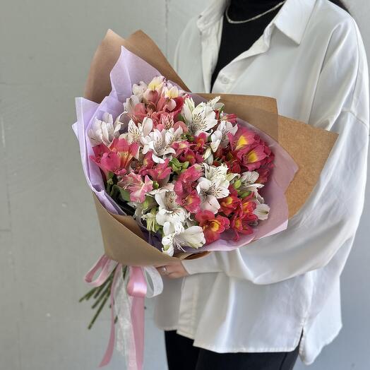 A bright bouquet of alstroemeria mix S