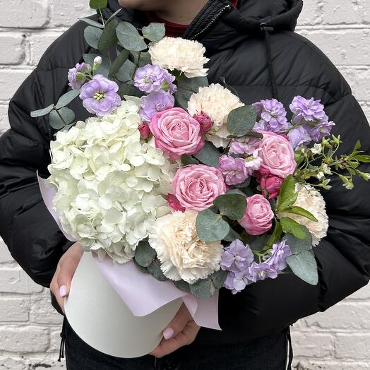 Hortensia, mattiola, rosas arbustivas y Dianthus en una Caja de sombreros
