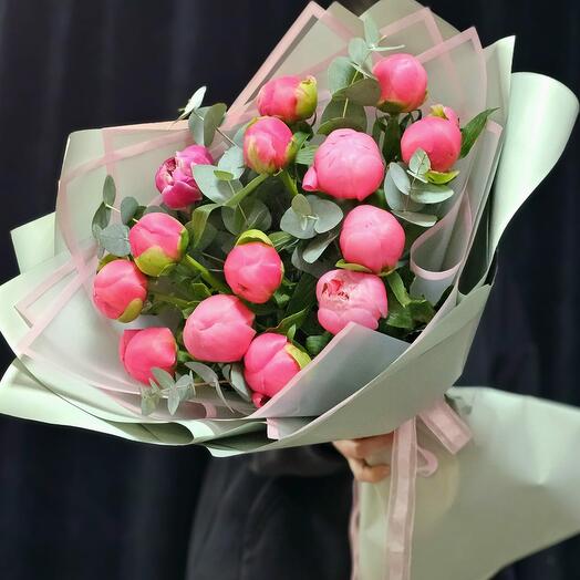 Букет из 15 коралловых пион