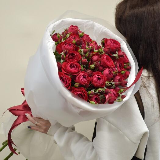 Стильный букет из красные пион- е кустовые розы
