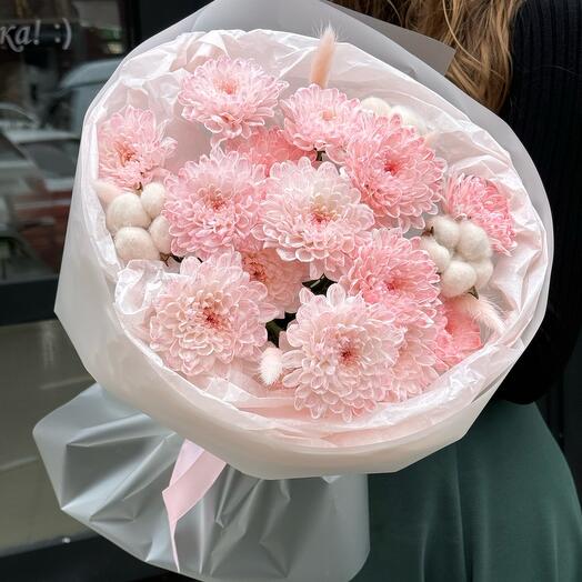 Букет из кустовых хризантем, лагуруса и хлопка