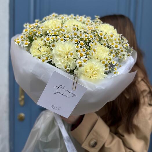 Кругляш с ромашкой и сливочными диантусами