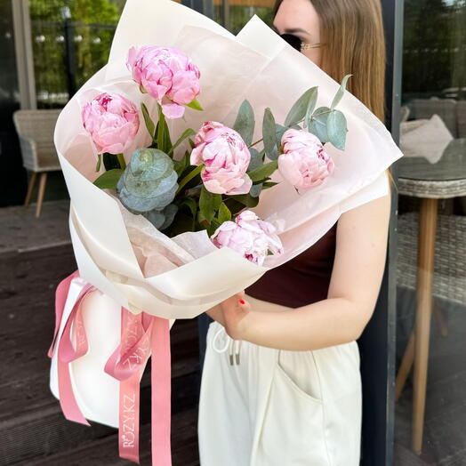 Букет из 5 пионов и эвкалипт