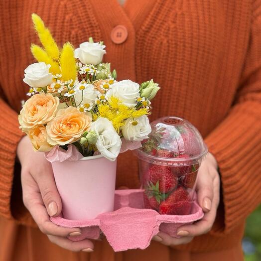 Стаканчики с цветами и клубникой