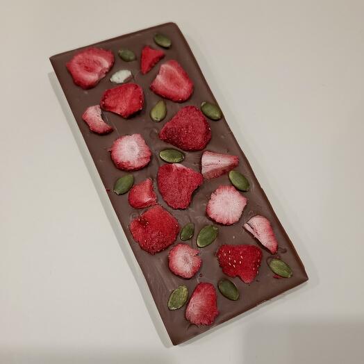 Плитка бельгийского шоколада Callebaut с сублимированной клубникой и тыквенными семечками