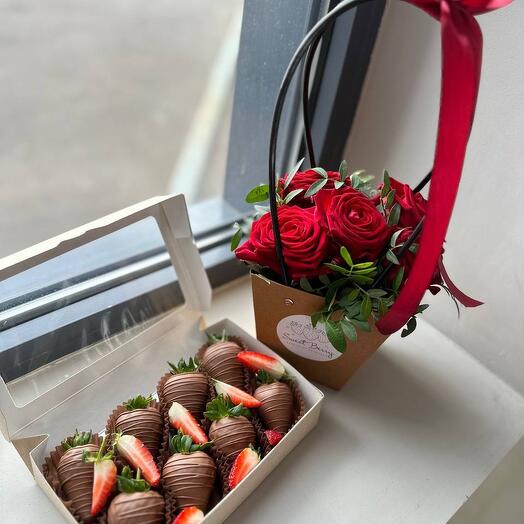 Комбо набор "Шарм" от Sweet Berry" набор из клубники в шоколаде и красные розы