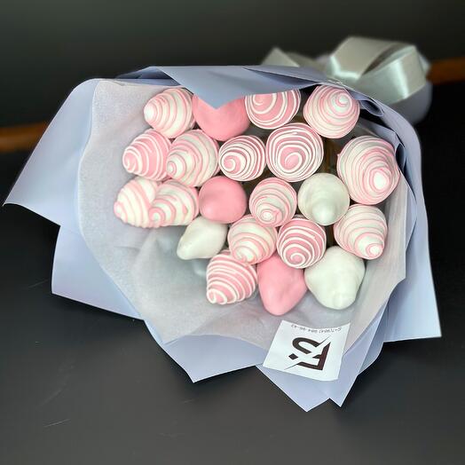 Клубничный букет в сиреневой упаковке