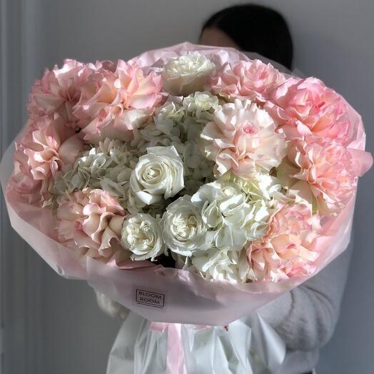 Ажурный букет с гортензией, французской розой и с пионовидной розой bloom room